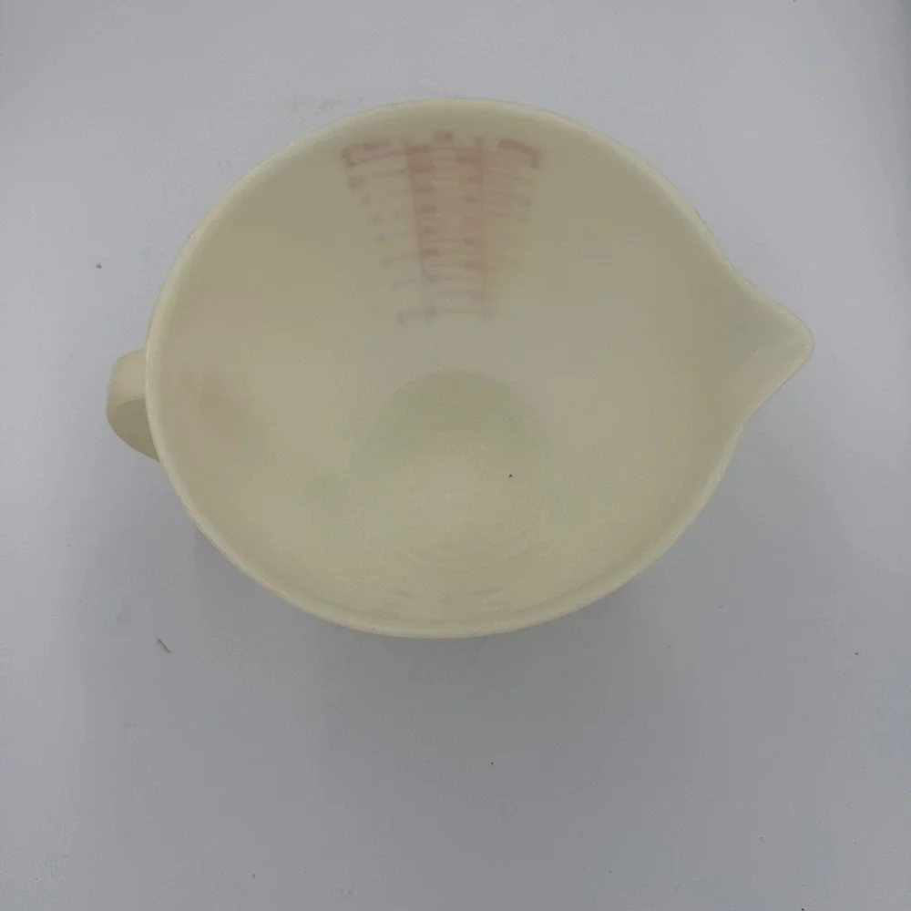 Tupperware Vintage Mix-N-Stor 8 Cup 2 Liter Measuring Pitcher Cream 1243